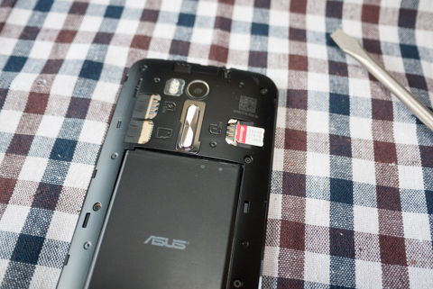 ASUS ZenFone Go (ZB551KL)にSIMカードを挿します | しむふり生活