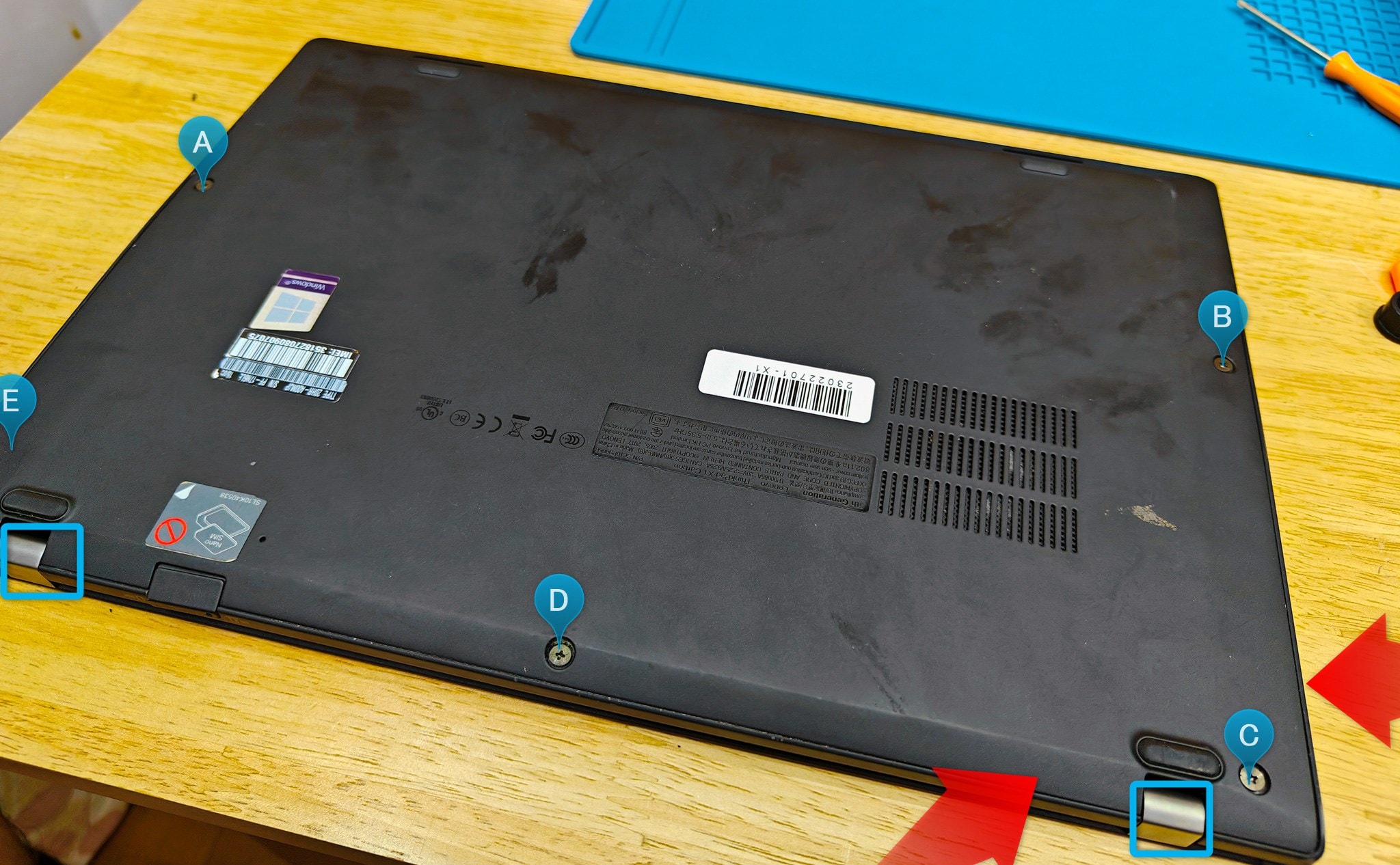 ThinkPad X1 Carbonのカバーの外し方