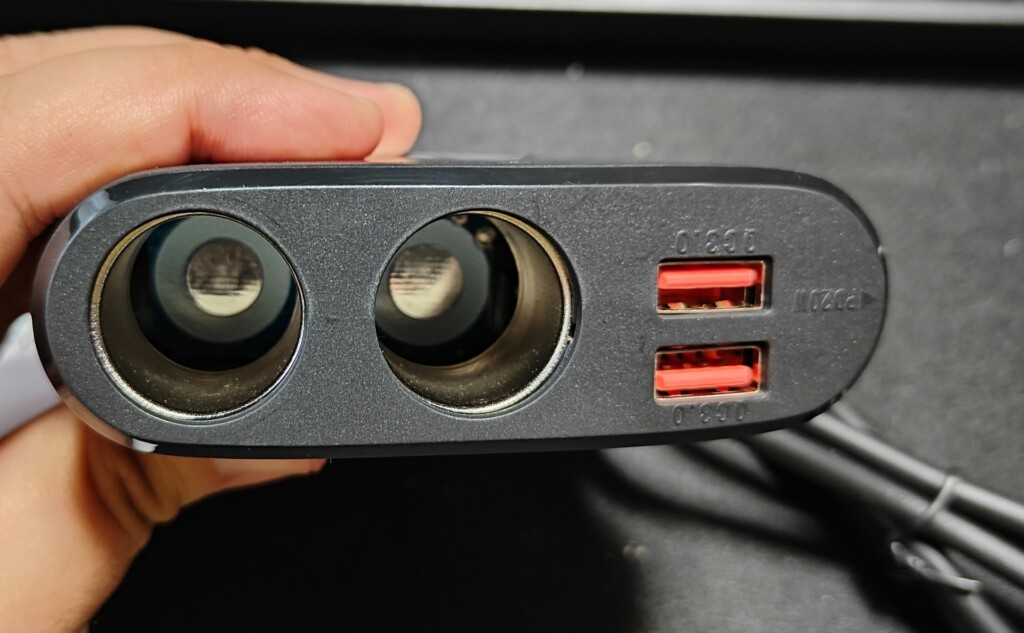 シガーソケット 2ポート分配器付き USBカーチャージャーの端子の様子