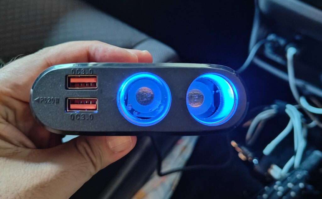 シガーソケット 2ポート分配器付き USBカーチャージャーを接続