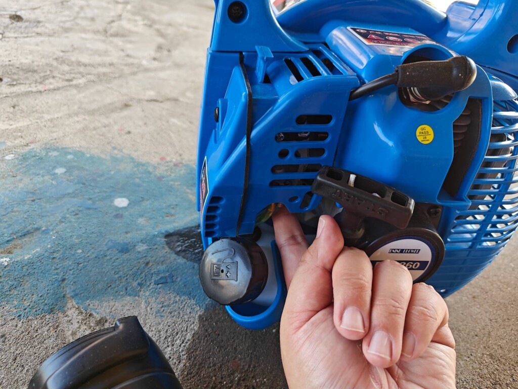 EB260の「燃料ポンプ(プライマーポンプ)」を数回押す