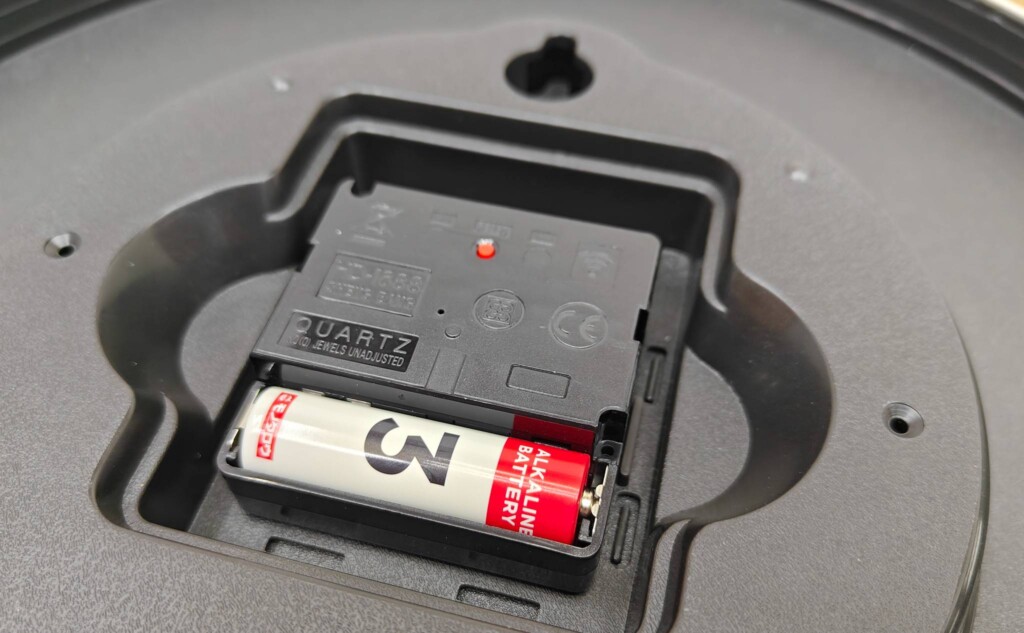 MAG-W819WHZに電池をセットします