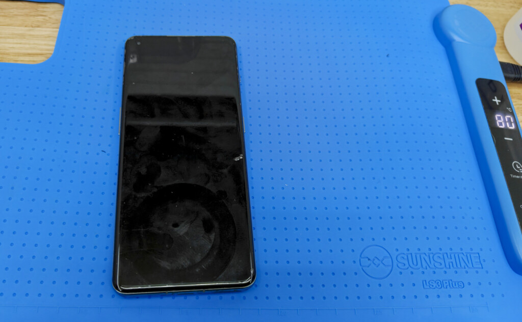 OnePlus 11のバックカバーをスクリーンセパレーターで85度に加熱している様子