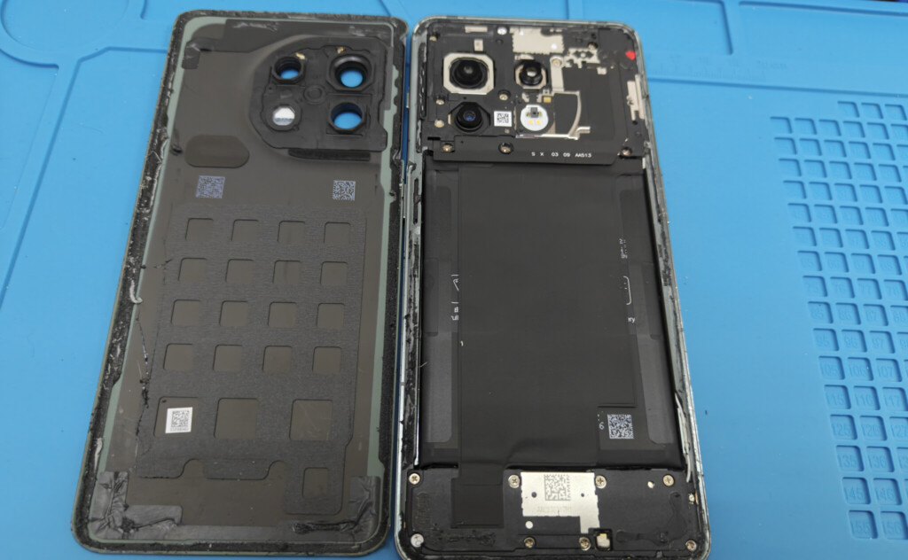 OnePlus11のバックカバーがめくれた所