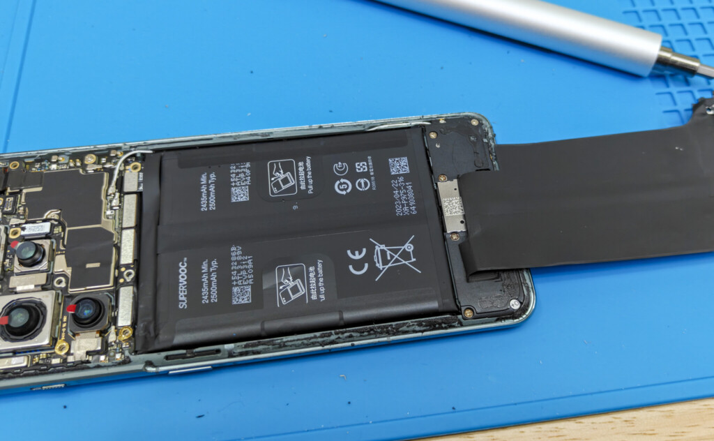 OnePlus11の純正バッテリーが外せる状態